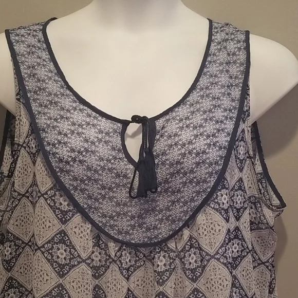 Rose & Olivia blue design sheer sleeveless blouse. - Picture 2 of 7
